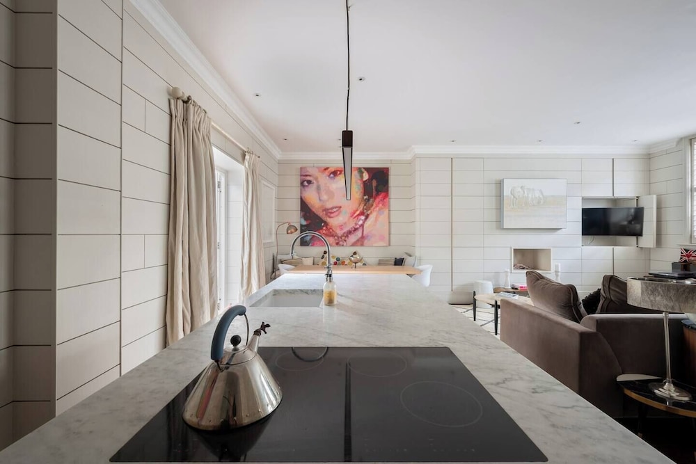 3-bed Home w Private Parking Fairytale Garden