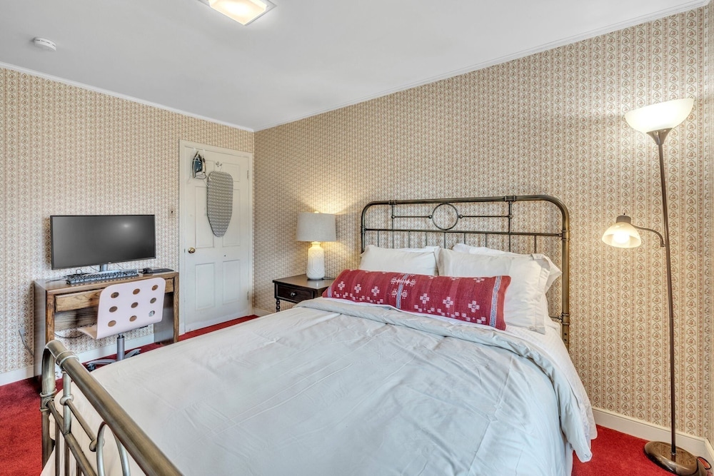 Upscale Escape Game Room & Spa-like Baths 4 Bedroom Home