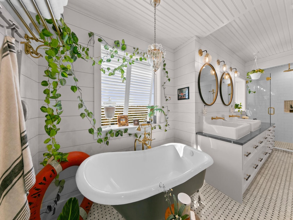 Ocean Paradise by Distinctive Beach Rentals