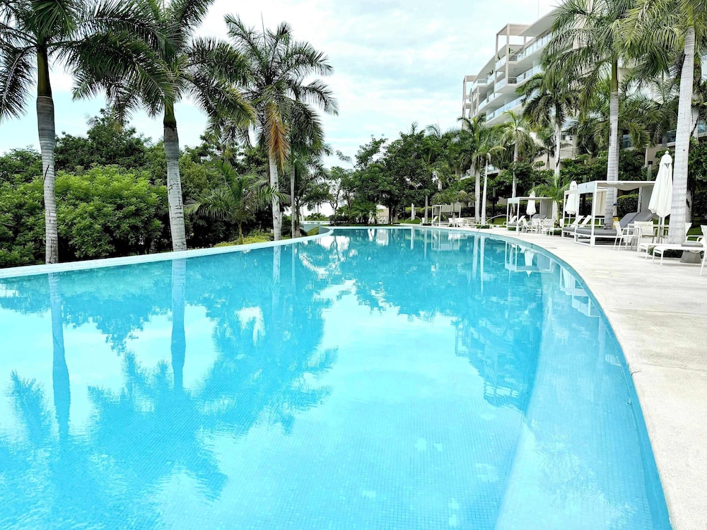 Bolongo 1BR Your Exclusive Oceanfront Escape