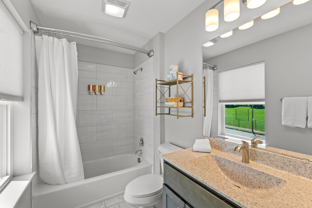 Modern Home W/garage Near SLU JZ Vacation Rentals