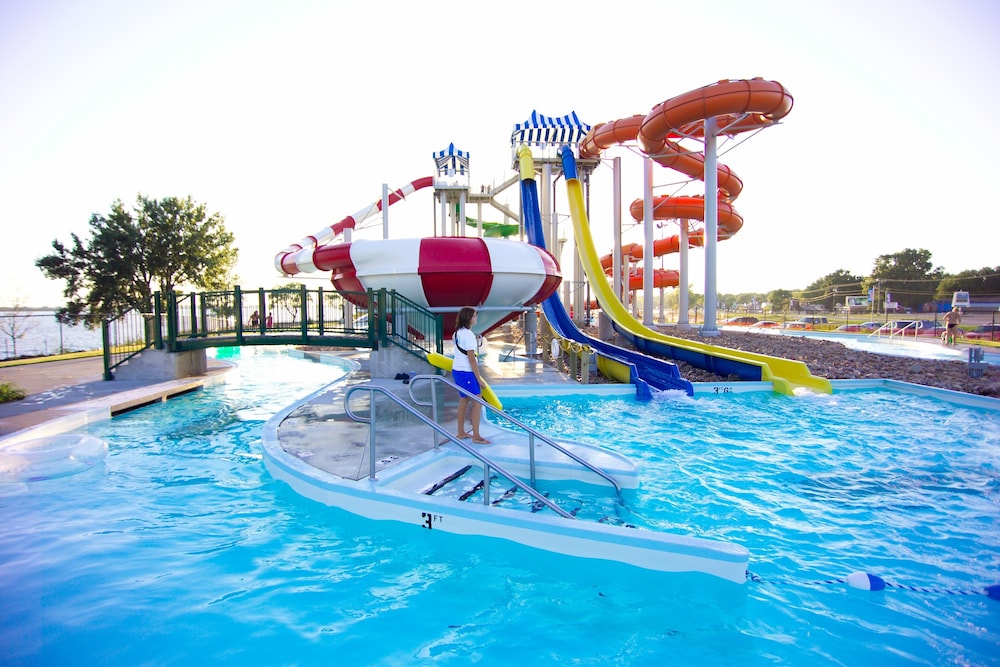 King's Pointe Waterpark Resort - Property Image 3