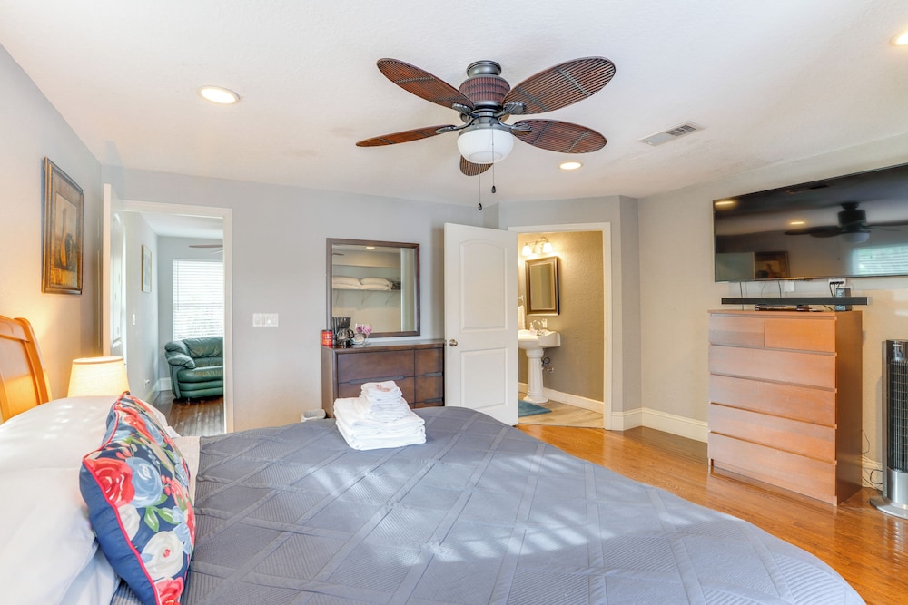 Fish, Swim & More: Lakefront Retreat in Ocklawaha!