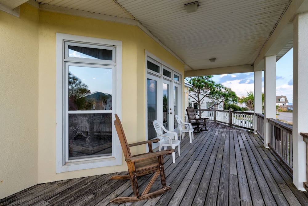 Sunny Side Up - 310 Audubon 4 Bedroom Home by RedAwning