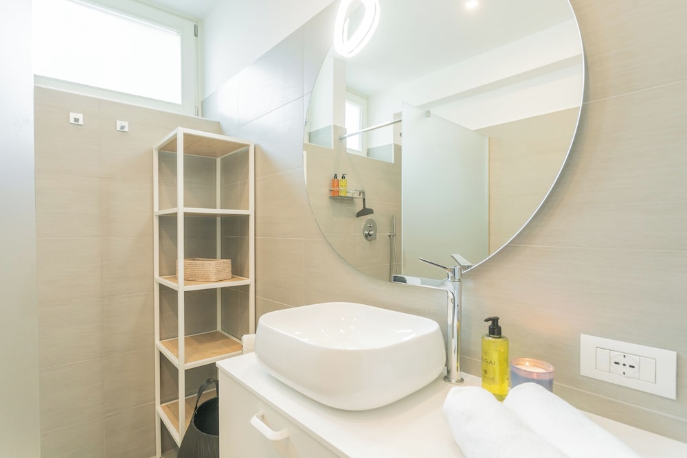 Central & White Apartment by Rent all Como