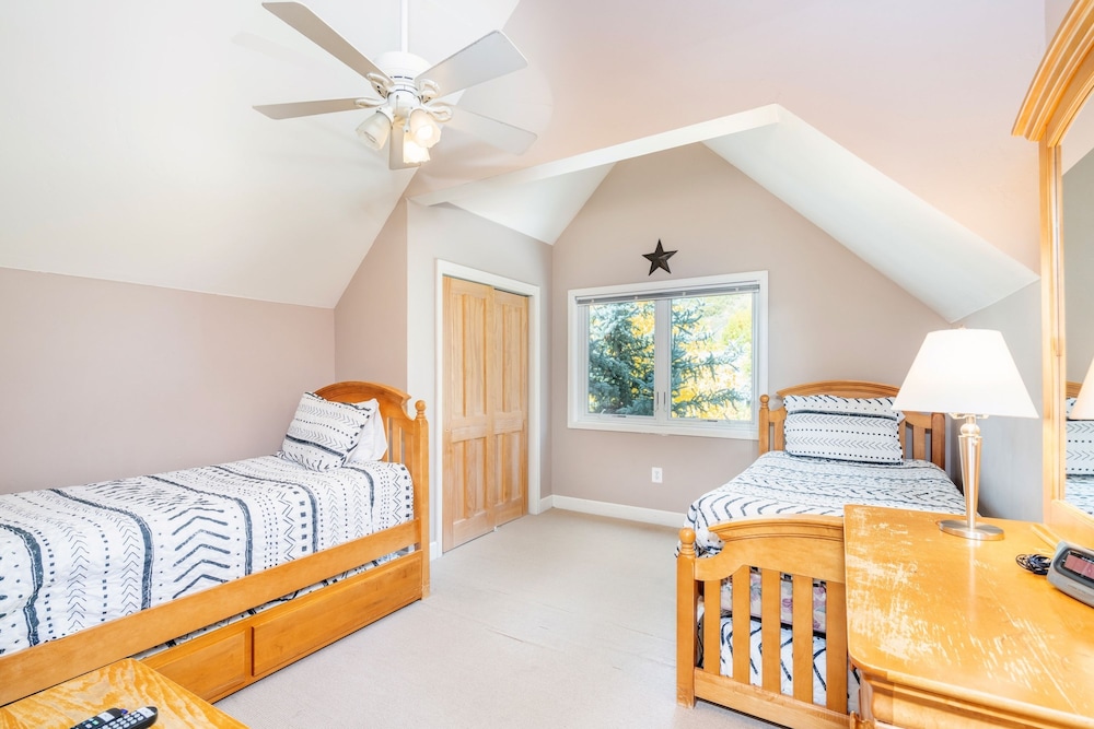 Bachman Village 14 by Avantstay Close To Town The Slopes w Hot Tub Permit 12038