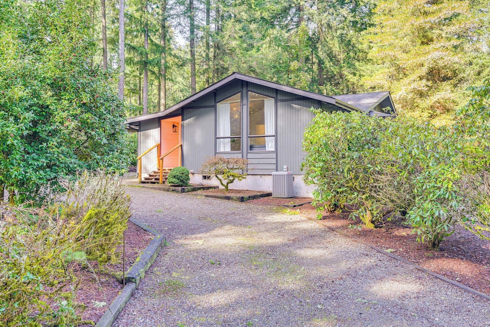 Walk to Lake: Anderson Island Escape w/ Fire Pit