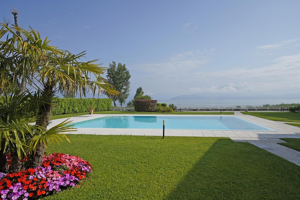 Photo 10