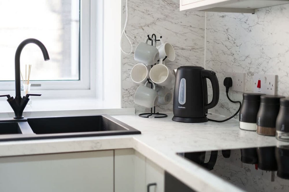 Modern 5 Bed-2 Bath Apartment