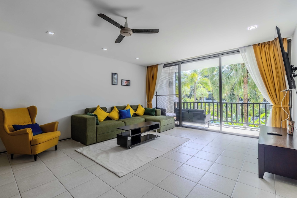 2BR Pool View Short Walk to Beach C254