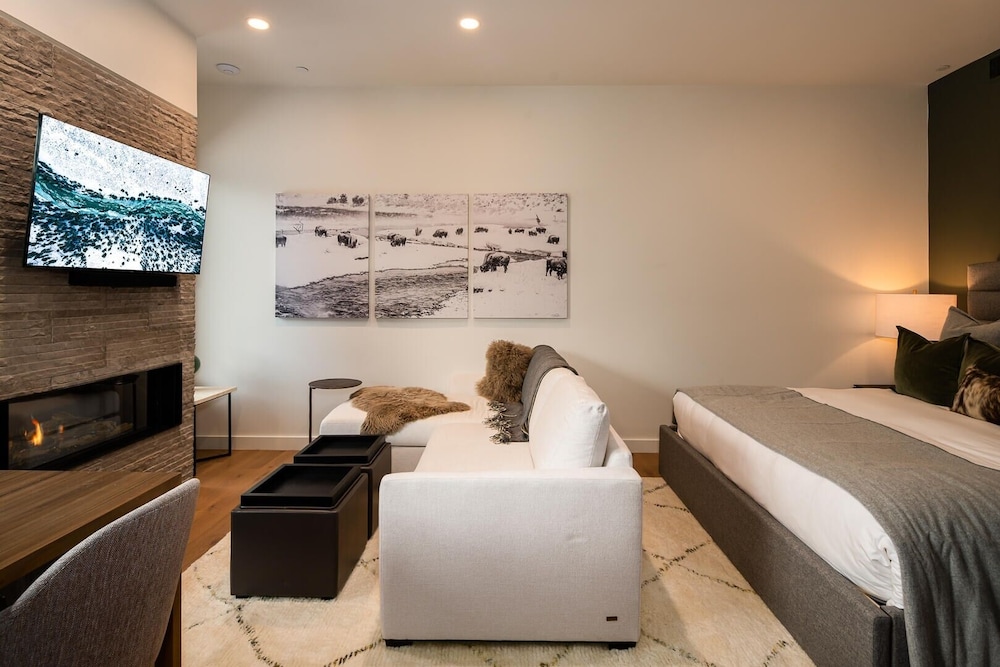 230 Lakelodge 1 Bedroom Condo