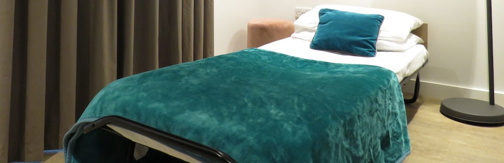 Tudors eSuites Birmingham Canalside Apartments view 4