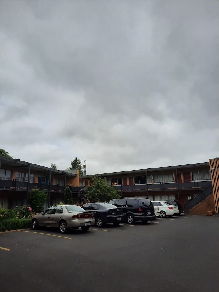 Longview Inn