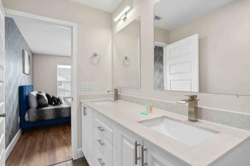 Super Epic- Sleeps 32 TWO Separate Townhomes