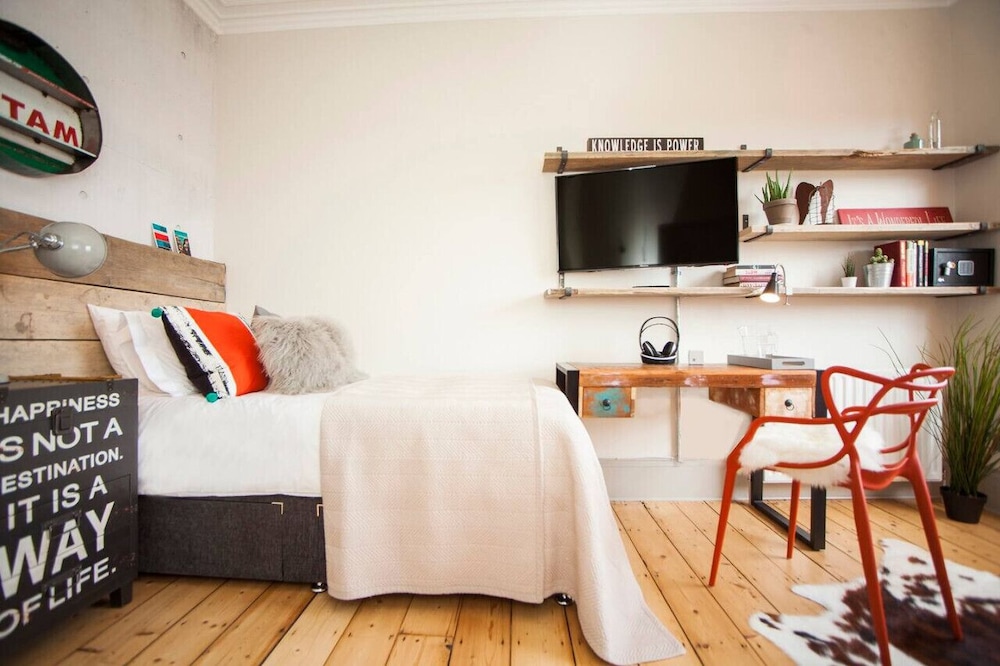 Higgihaus 46 Sleeps 5  Monday - Friday