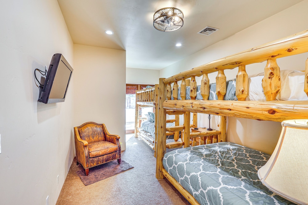 Game Room + Dock: Riverfront Escape in Parker!