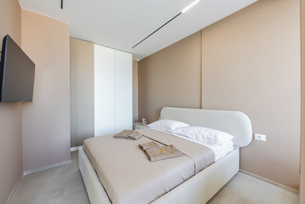 Marina Jacuzzi Suites 2 by  PS