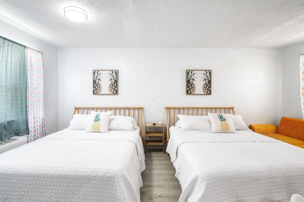 Pineapple Shores Retro Inn