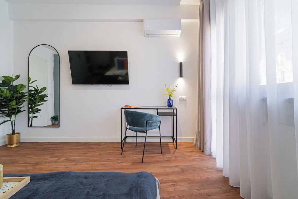 Playful & Trendy 2BR on Regina Elisabeta, Steps to Cismigiu Gardens | Bathtub & Boulevard Views