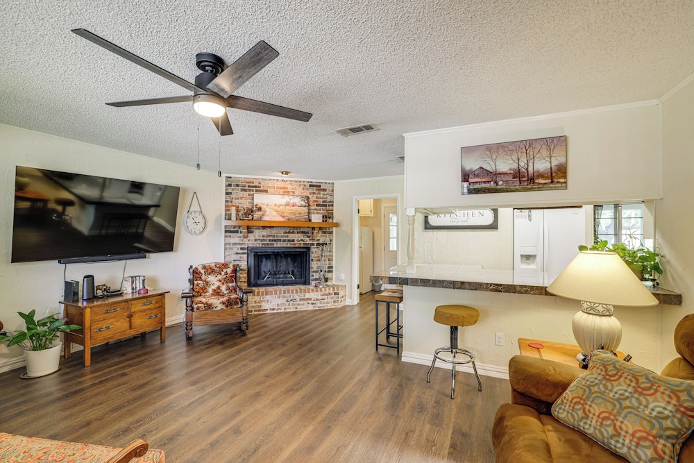 Home w/ Backyard Oasis < 7 Mi to At&t Stadium!