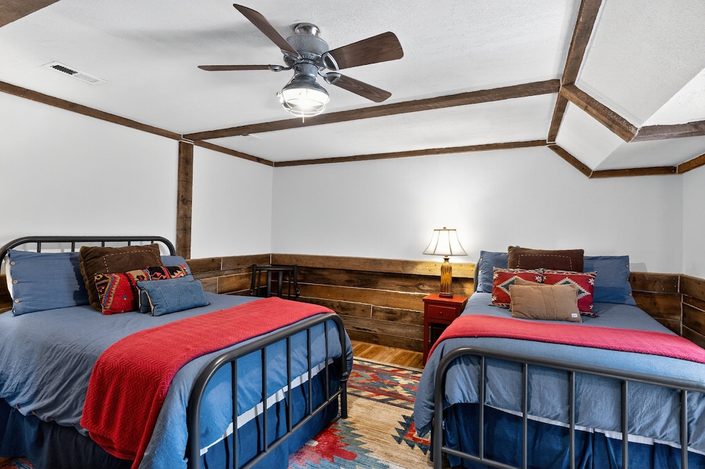 Cabin Unbound - Historic Lakefront Comfort 4 Bedroom Cabin
