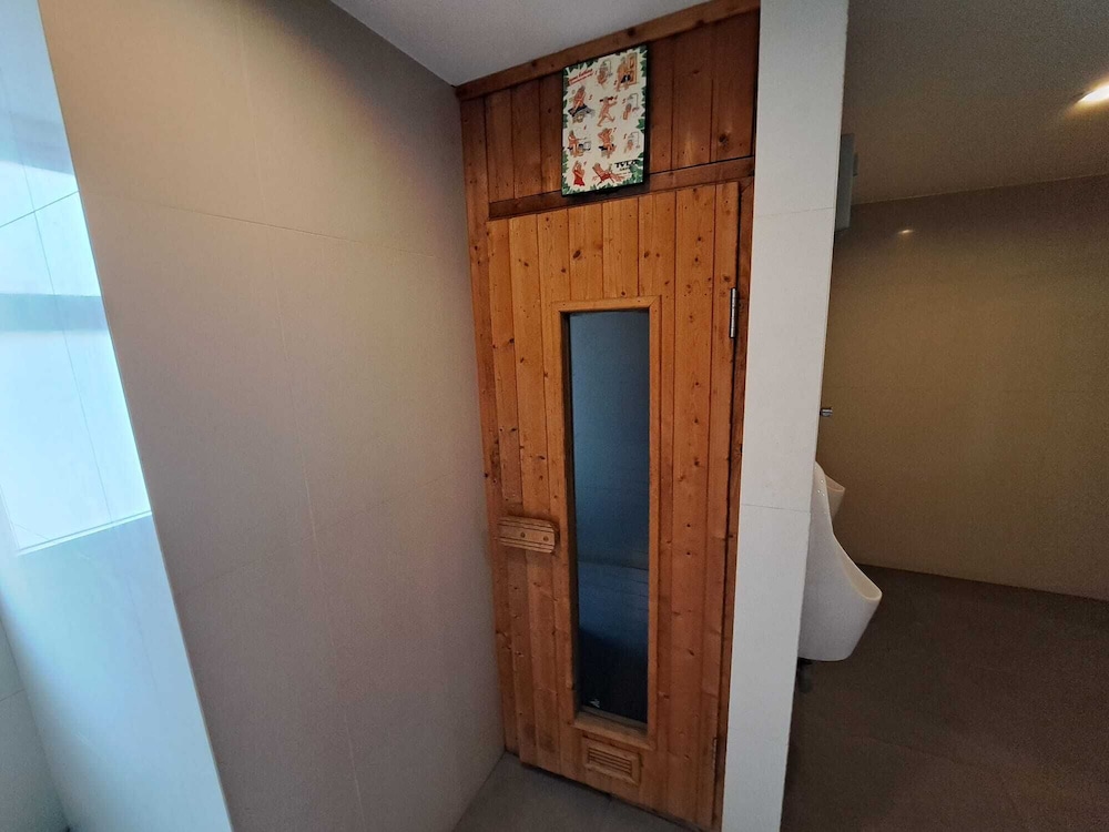 6C - 2 Bedroom Downtown Apartment With Shared Pool