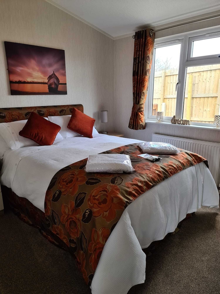 2 Bed Cabin - Sleeps 4 - Pets - 5 min to Beach view 5