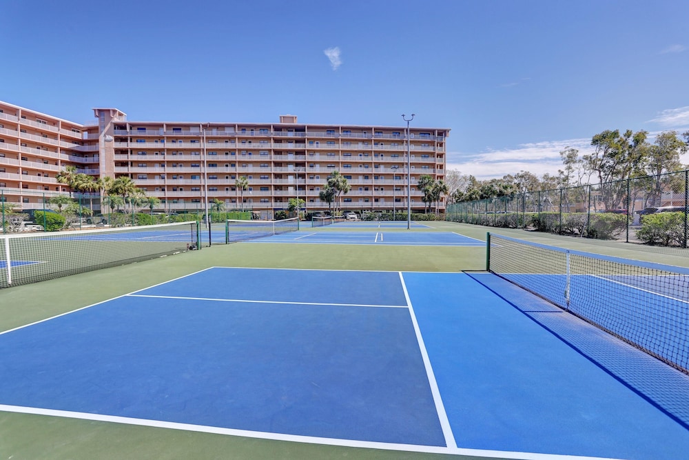 Bayshore Yacht & Tennis 806