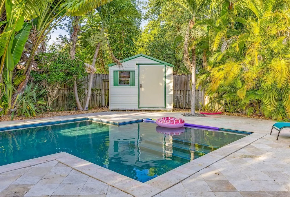 Beachside Bliss Lush Private Pool BBQ King Bed