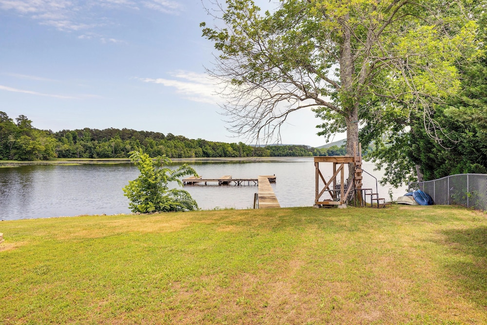 Fire Pit + Bbq: Lake Guntersville Family Home