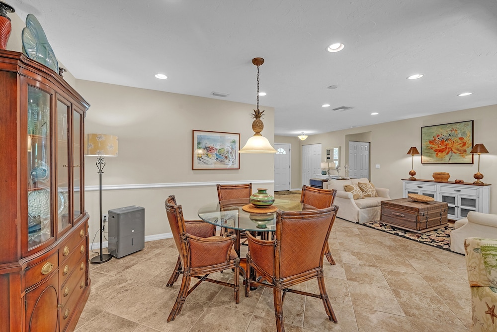 Comfy Home W/ Heated Pool Near Siesta Key Beach 2 Bedroom Home