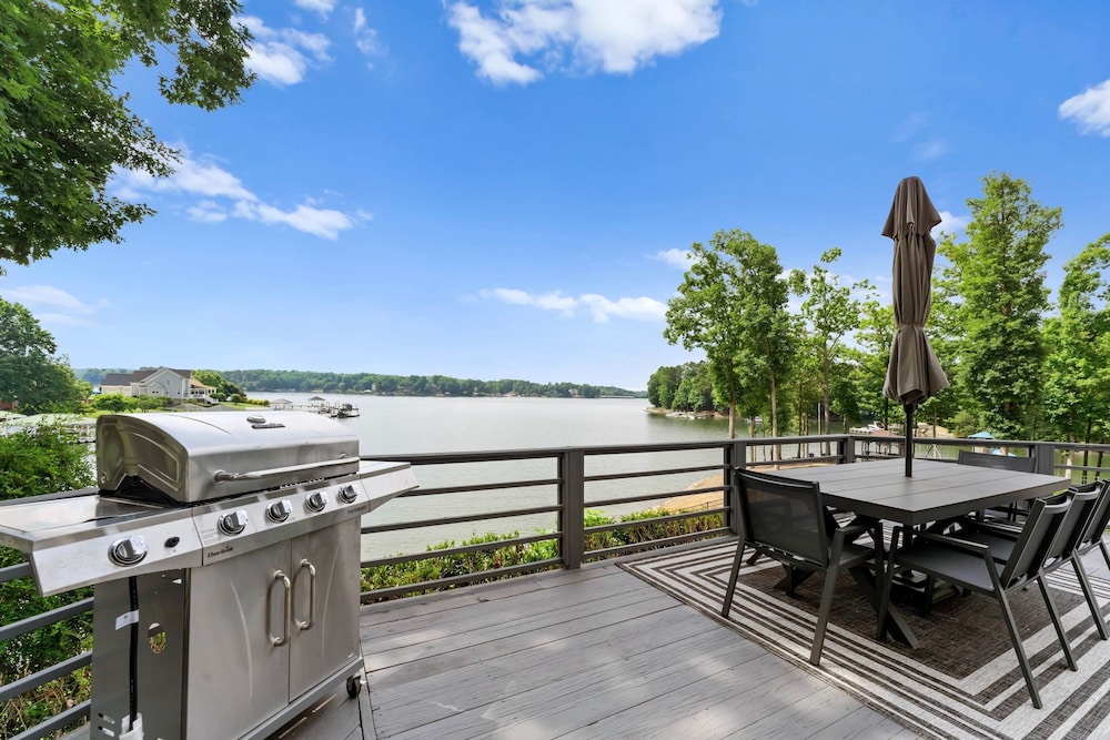 Paradise Pointe by Avantstay Lakefront Views Playset