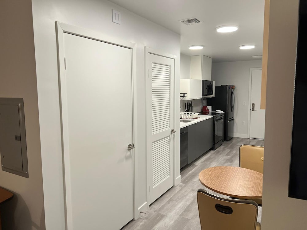 StaysPro - Hollywood Homes Minutes to Everything - Image 2