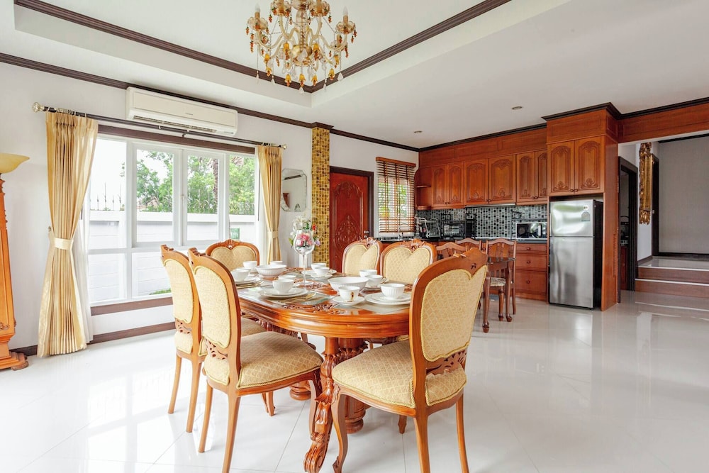 Luxury Iconic Royal Boat Pool Villa North Pattaya