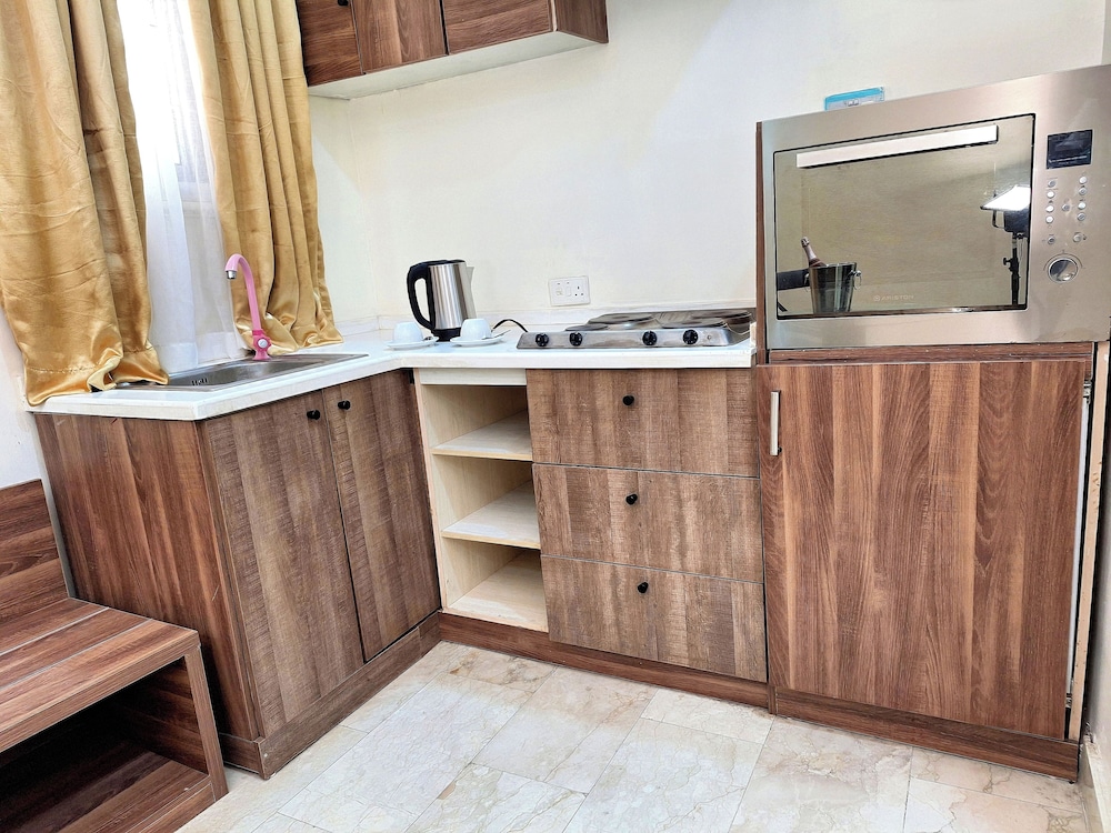 Luxxe Suites By Almond