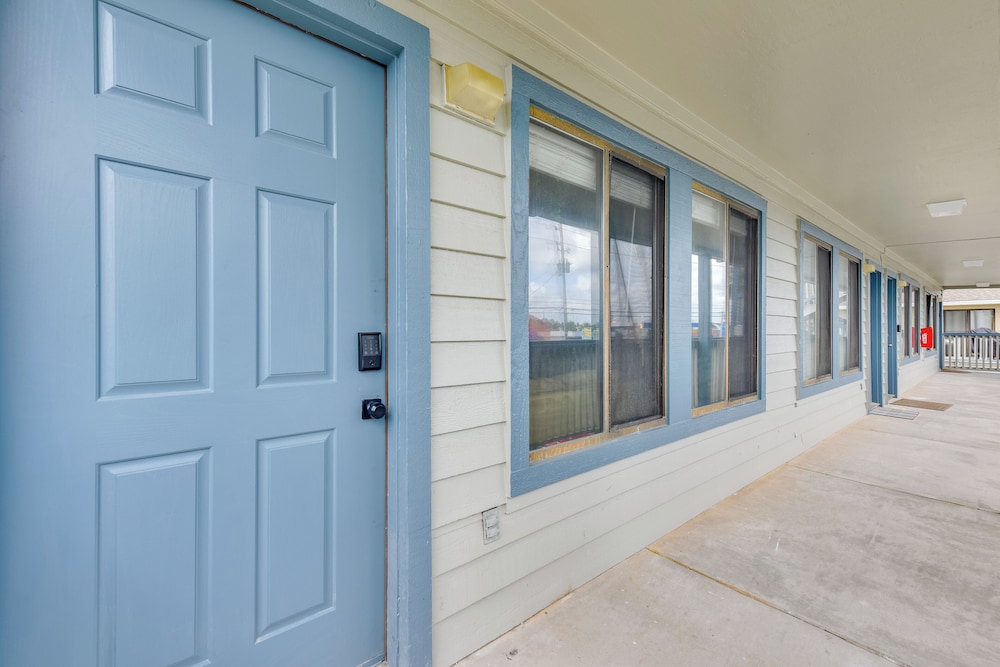 Chic & Elevated Decor: Beachfront PCB Gem w/ Patio
