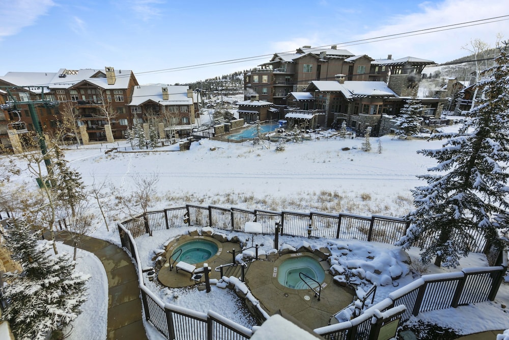 306 - Two Bedroom Arrowleaf 2 Condo