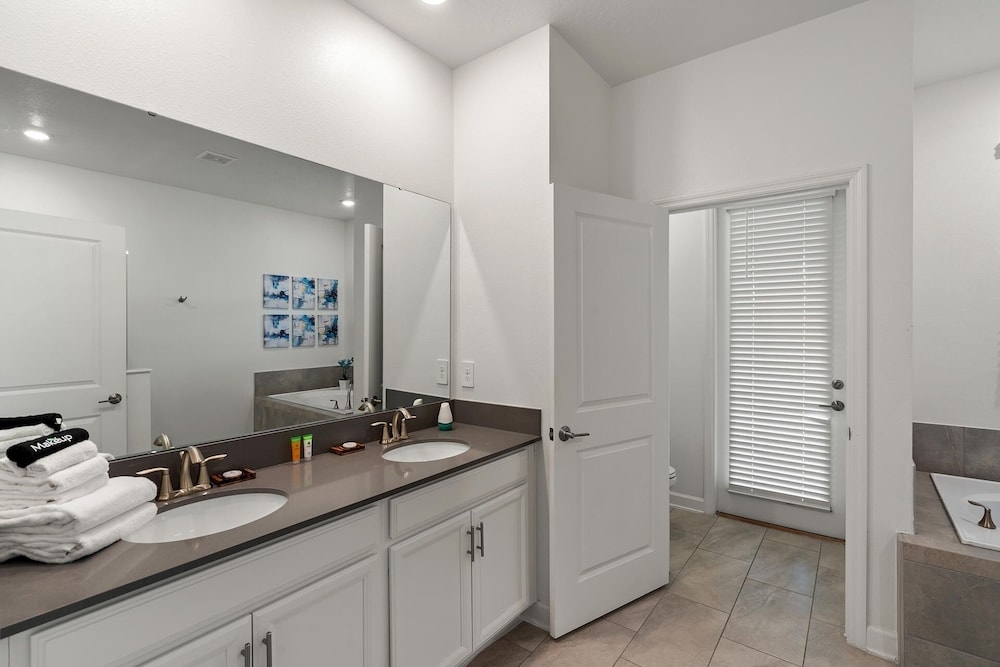 ChampionsGate Resort 10 Bedroom Vacation Home - Includes resort clubhouse amenity access! 10 Home