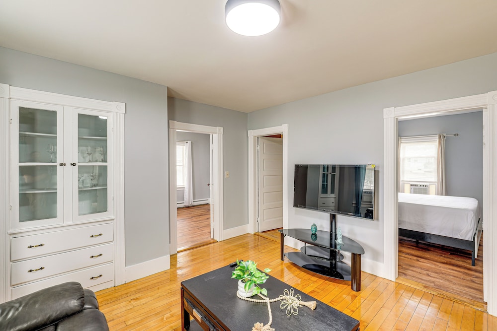 BBQ Ready: Historic Apt 3 Mi to Dtwn Manchester