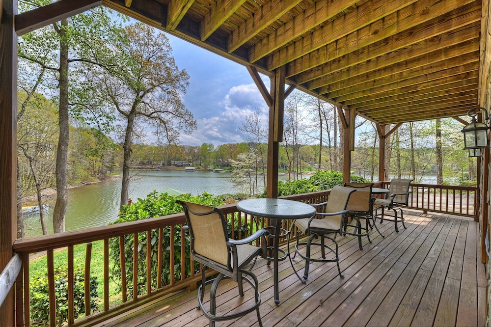 Lakeside Lodge by Avantstay Hot Tub Dock