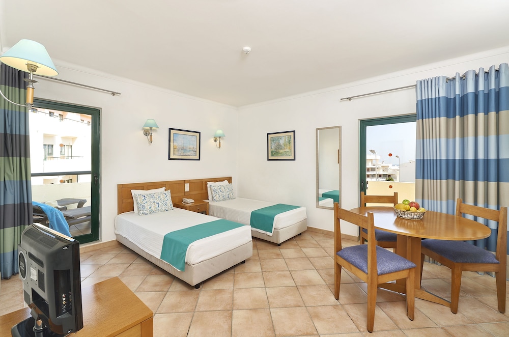 Hotel Oceanus Aparthotel - Image 1