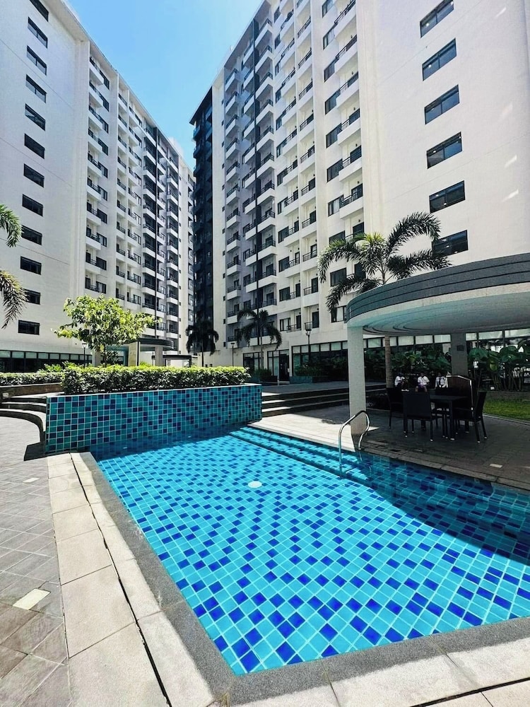 S&R Staycation Walk to SM Bicutan, With Karaoke,disney Plus, Netflix, Youtube