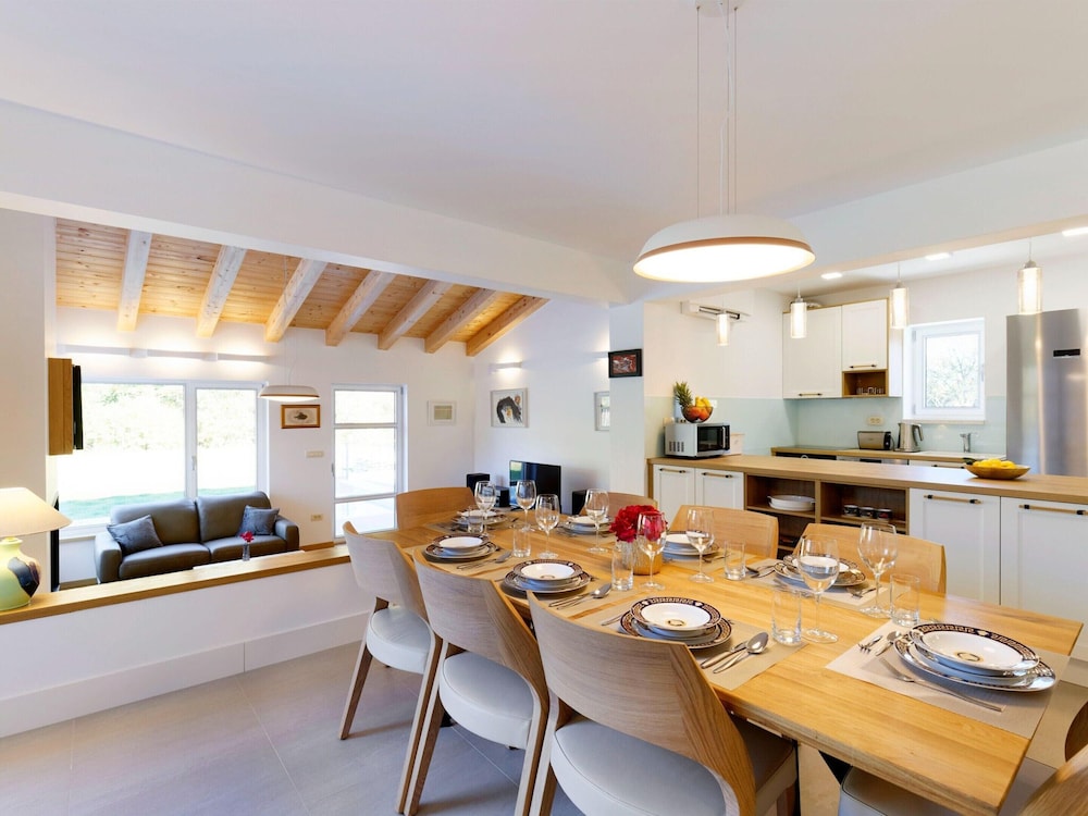 Villa in Zupa With Infinity Pool & Biokovo Views