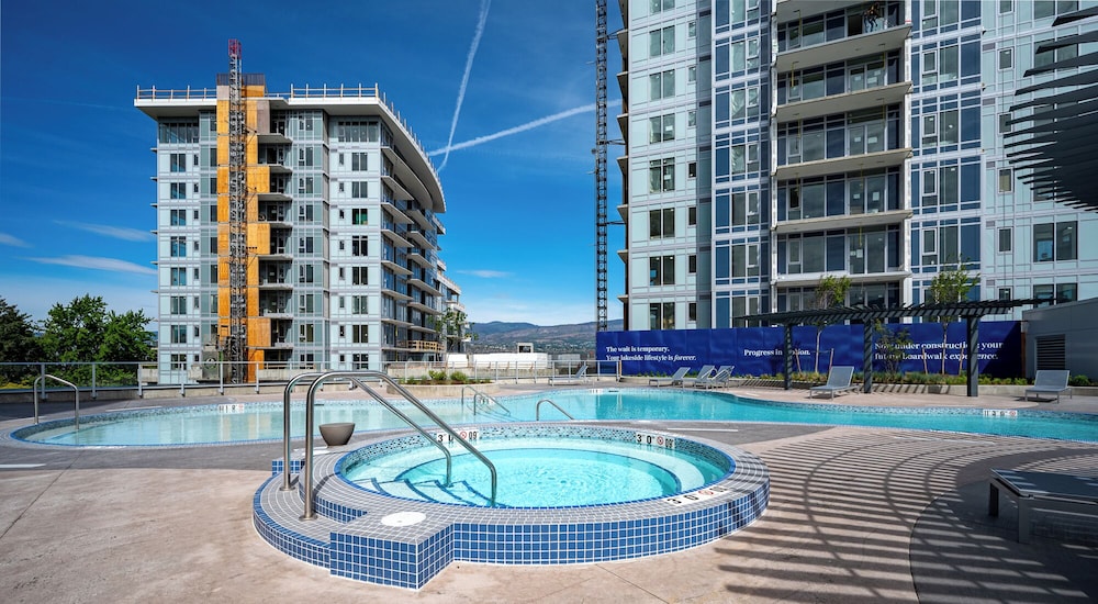 AQUA Corner Unit w Amazing View 614