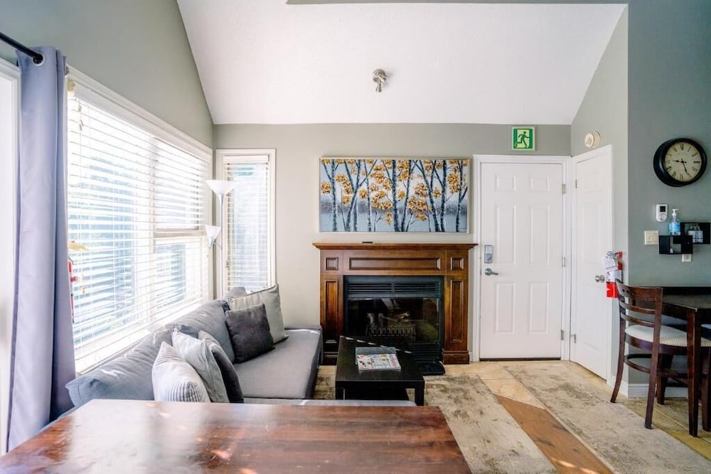 Hillside BLUE MTN family Loft
