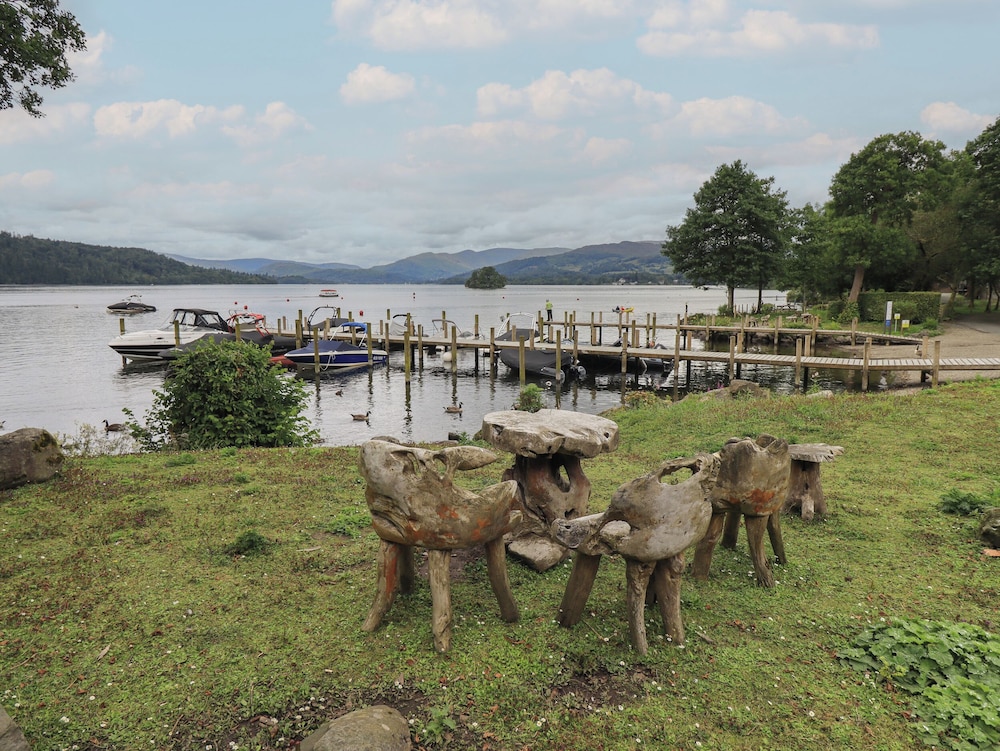 Shoreside Lodge