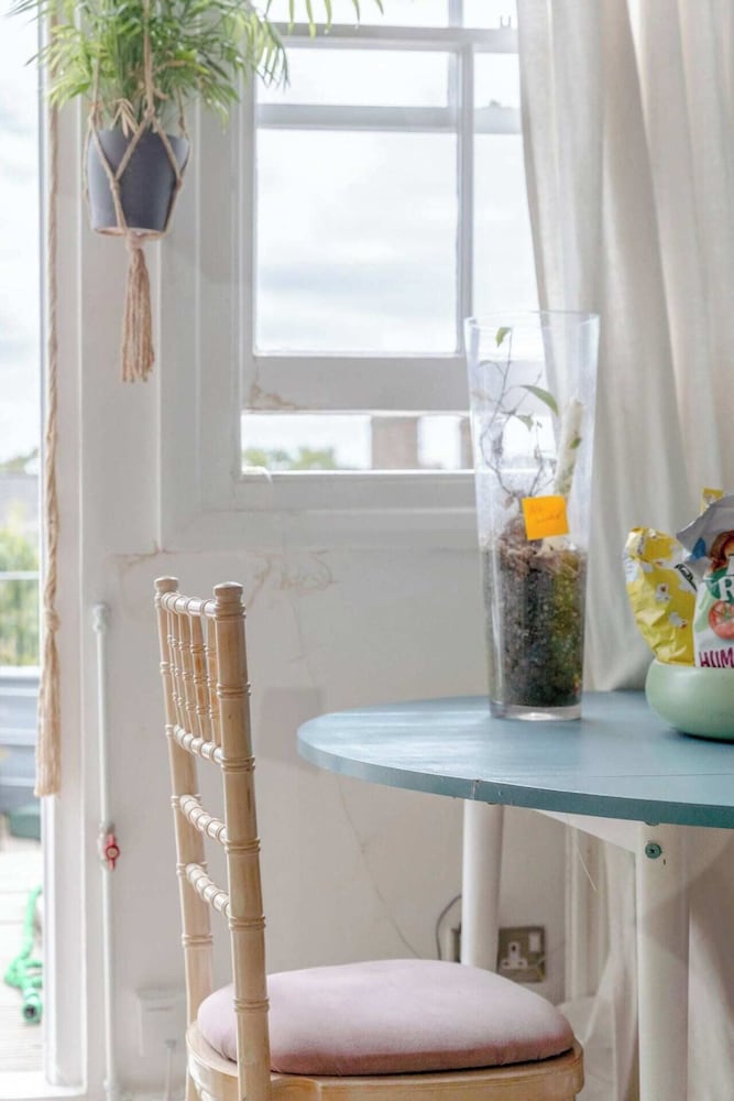 Top Floor 1BD Flat With Balcony - Ladbroke Grove