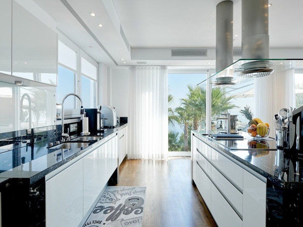 Lavish Villa With Infinity Pool and Views