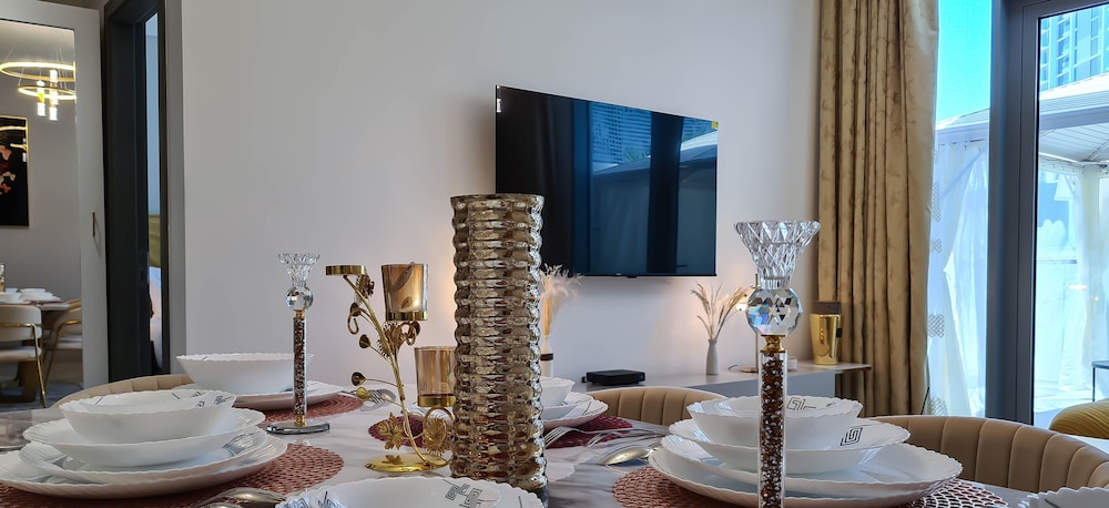Stylish Waterfront 1 BR w pvt beach near Downtown