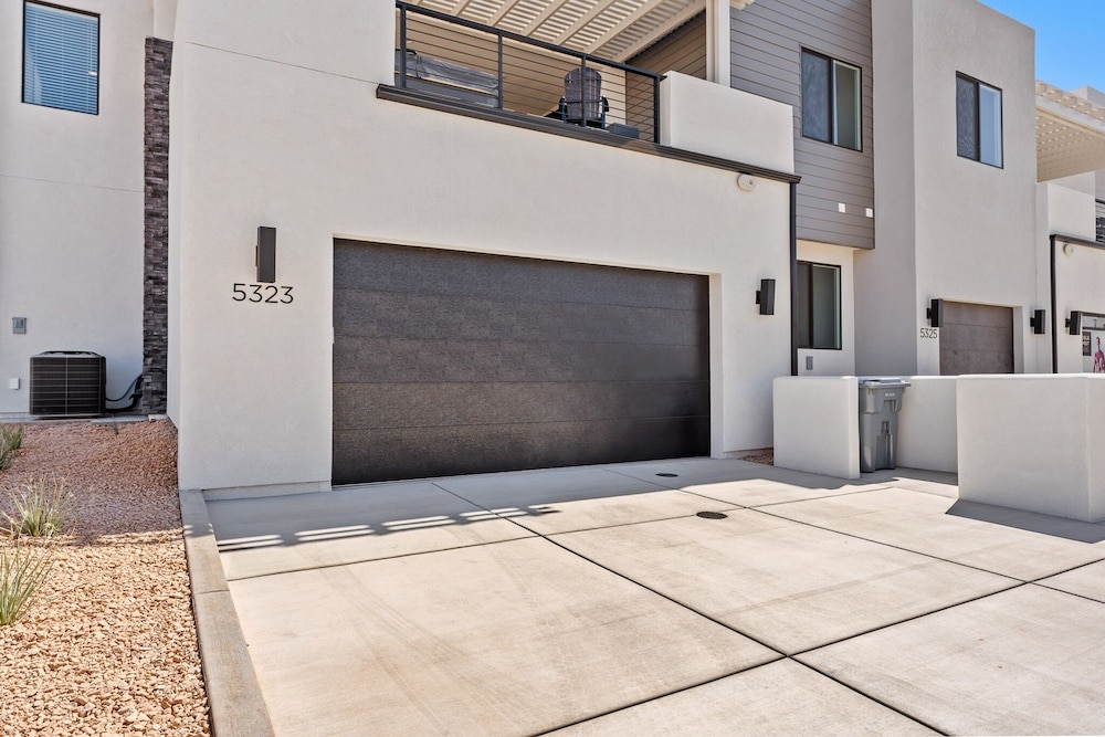 Red Desert Oasis 5 Bedroom Home